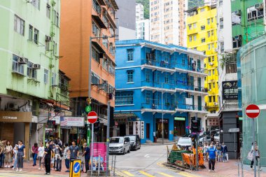 Hong Kong - 27 Nisan 2024: Hong Kong 'un Wan Chai bölgesindeki mavi ev