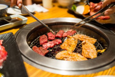 Restoranda Japon tarzı bbq 