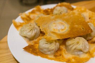 Restoranda ızgara domuz eti köftesi.