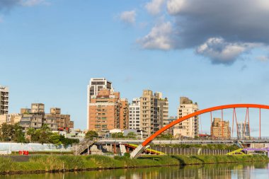 Tayvan 14 Aralık 2023: Nehir kenarı ve köprüsü olan Taipei şehri