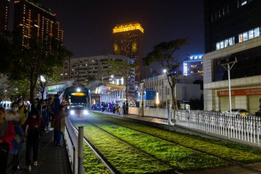 Tayvan, 31 Ocak 2024: Tayvan 'ın Kaohsiung kentinde gece saatlerinde dairesel hafif tren
