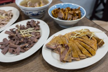 Tayvan mutfağı soya sosu marine edilmiş kaz ve et restoranda. 