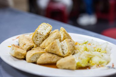 Tabakta kızartılmış pis kokulu tofu.