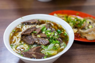 Restoranda haşlanmış etli şehriye çorbası.