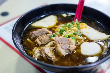 Biftekli Çin eriştesi