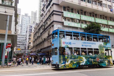 Hong Kong 05 Nisan 2024: Wanchai bölgesinde Hong Kong tramvayı