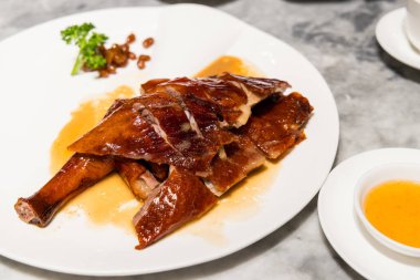 Çin lokantasında kızarmış kaz.