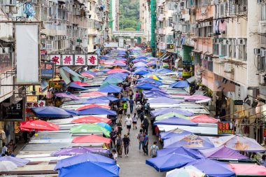 Hong Kong 25 Nisan 2024: Mong Kok bölgesinde Hong Kong Fa Yuen Caddesi