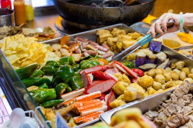 Hong Kong sokak yemeği ve farklı balık köftesi ve sosis.