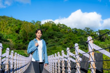 Asma köprüdeki kadın.