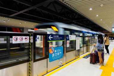 Macau 18 Haziran 2023: Macao hafif tren Hızlı Geçiş Kentte gece