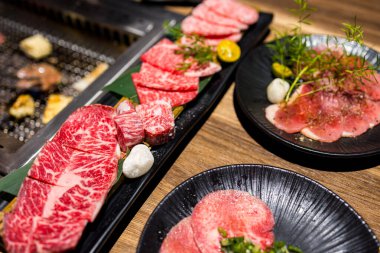 Restoranda güveç için bir dilim taze et.