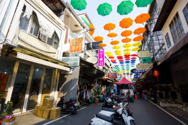 Tayvan 02 Şubat 2024: Tayvan 'ın Kaohsiung şehrinde Hou Yi Alışveriş Sokağı' nda asılı renkli şemsiyeler