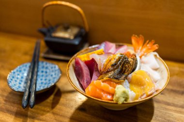 Çeşitli taze sashimi balıklı pilav kasesi.