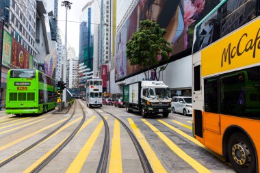Hong Kong 08 Nisan 2024: Hong Kong 'da Causeway Bay bölgesinde tramvay