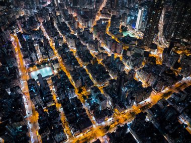 Geceleri Hong Kong 'daki küçük bina bloğunun yukarıdan görünüşü