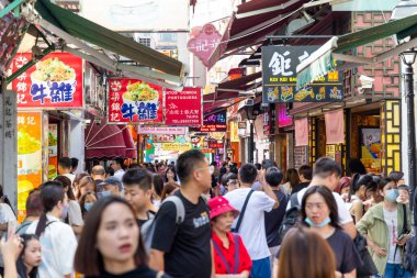 Macau 29 Haziran 2023: Taipa 'daki hediyelik eşya caddesinde kalabalık