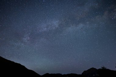 Tayvan 'ın Qingjing çiftliğinde güzel yıldızlı gece gökyüzü