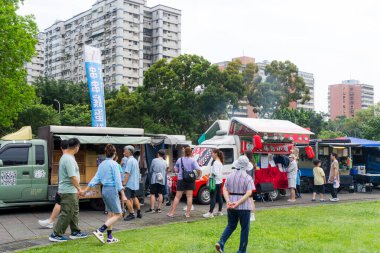 Tayvan 05 Mayıs 2024: Yemek kamyonlu sokak pazarı karnavalı 