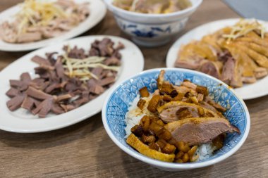 Tayvan mutfağı soya sosu marine edilmiş kaz ve et restoranda. 