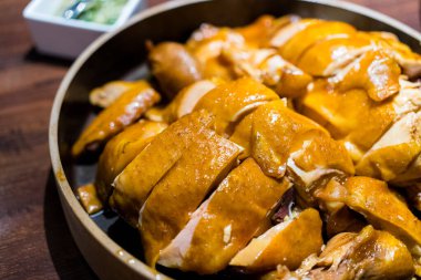 Asya mutfağında soya soslu tavuk.