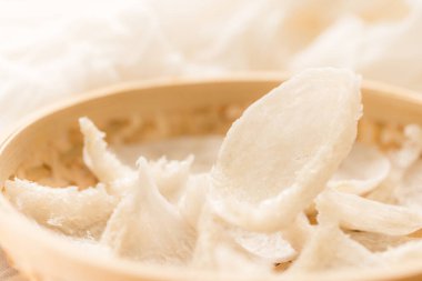 Beyaz çiğ ve temiz yenilebilir kuş yuvası 