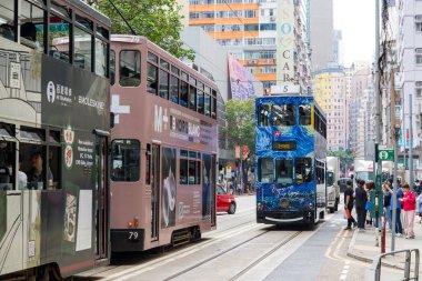 Hong Kong 05 Nisan 2024: Wanchai bölgesinde Hong Kong tramvayı