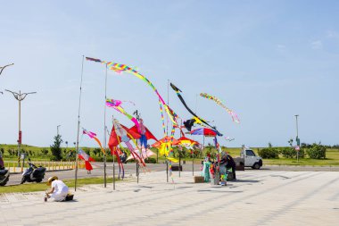 Hsinchu, Tayvan 10 Mayıs 2024: Deniz kenarındaki parkta uçurtma satışı