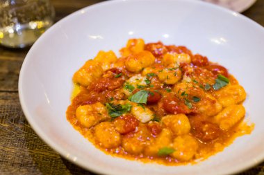 Restoranda domates soslu makarna. 