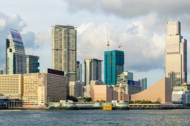 Hong Kong 21 Haziran 2023: Tsim Sha Tsui tarafında Hong Kong Victoria limanı