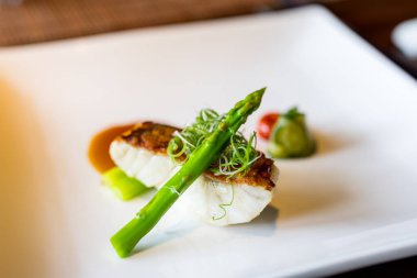 Güzel bir restoranda kuşkonmazlı ızgara balık.