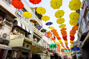 Tayvan 02 Şubat 2024: Tayvan 'ın Kaohsiung şehrinde Hou Yi Alışveriş Sokağı' nda asılı renkli şemsiyeler