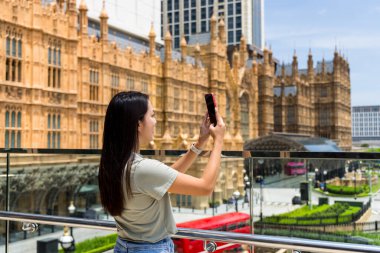 Makao şehrinde bir kadın selfie çekmek için cep telefonu kullanıyor.