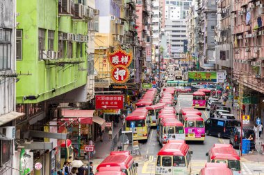 Hong Kong 23 Haziran 2024: Mong Kok bölgesindeki Mini otobüs durağı