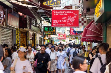 Macau 29 Haziran 2023: Taipa 'daki hediyelik eşya caddesinde kalabalık