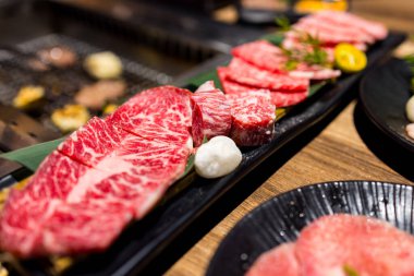 Restoranda güveç için bir dilim taze et.