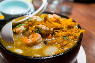 Yağda yumurta ve deniz ürünleri kasesi.