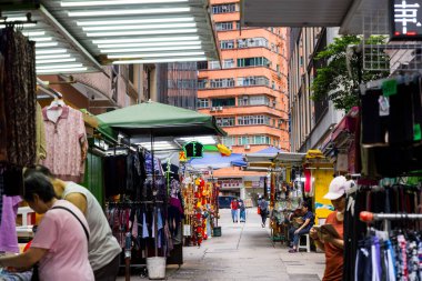Hong Kong 27 Nisan 2024: Wan Chai bölgesindeki Hong Kong sokak pazarı
