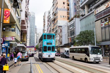 Hong Kong 27 Nisan 2024: Hong Kong Wan Chai ilçesinde insanlar caddeyi geçiyor