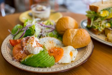 Kahve dükkanında füme somon salatası.