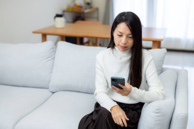 Evde kadın cep telefonu kullanımı