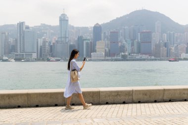 Kadın Hong Kong 'da cep kamerasından görüntü alıyor.