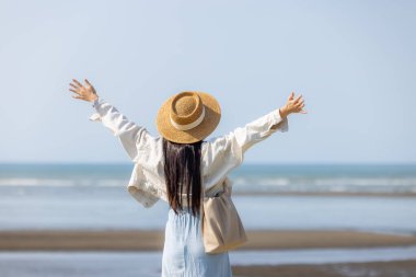 Tayvan 'ın deniz kıyısındaki turist kadın.