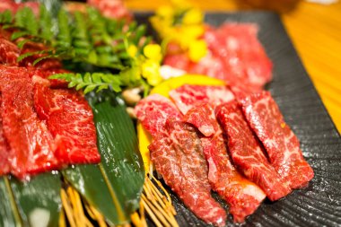 Japon Yakiniku ve restoranda taze et dilimi.