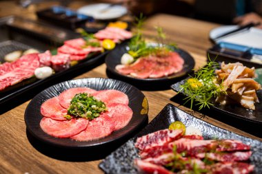 Restoranda güveç için bir dilim taze et.