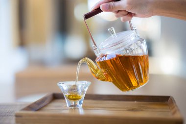 Kafedeki bardağa çay dök.