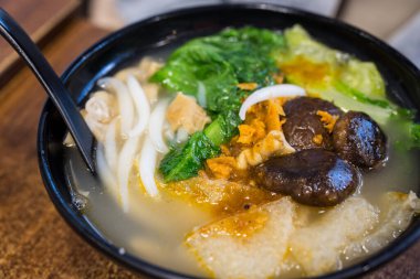 Restoranda Çin malı erişte kasesi.