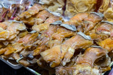 Deniz ürünleri dükkanında kuru deniz kabuğu satılıyor.