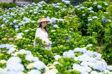 Hamile kadın ortanca çiftliğini ziyaret ediyor.