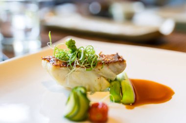 Güzel bir restoranda kuşkonmazlı ızgara balık.